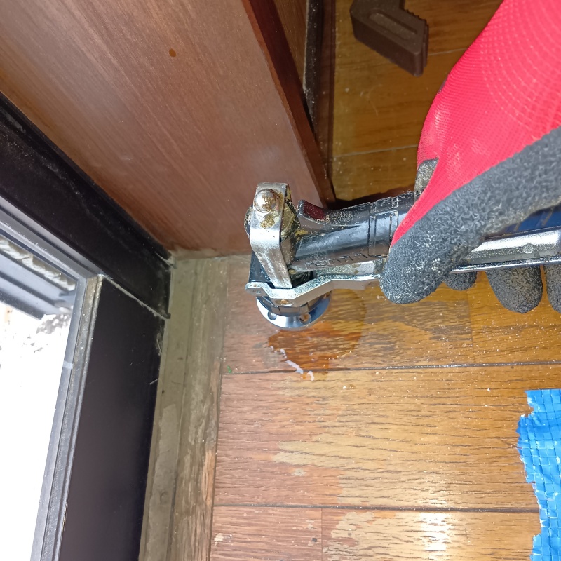 床にシロアリ駆除剤を注入