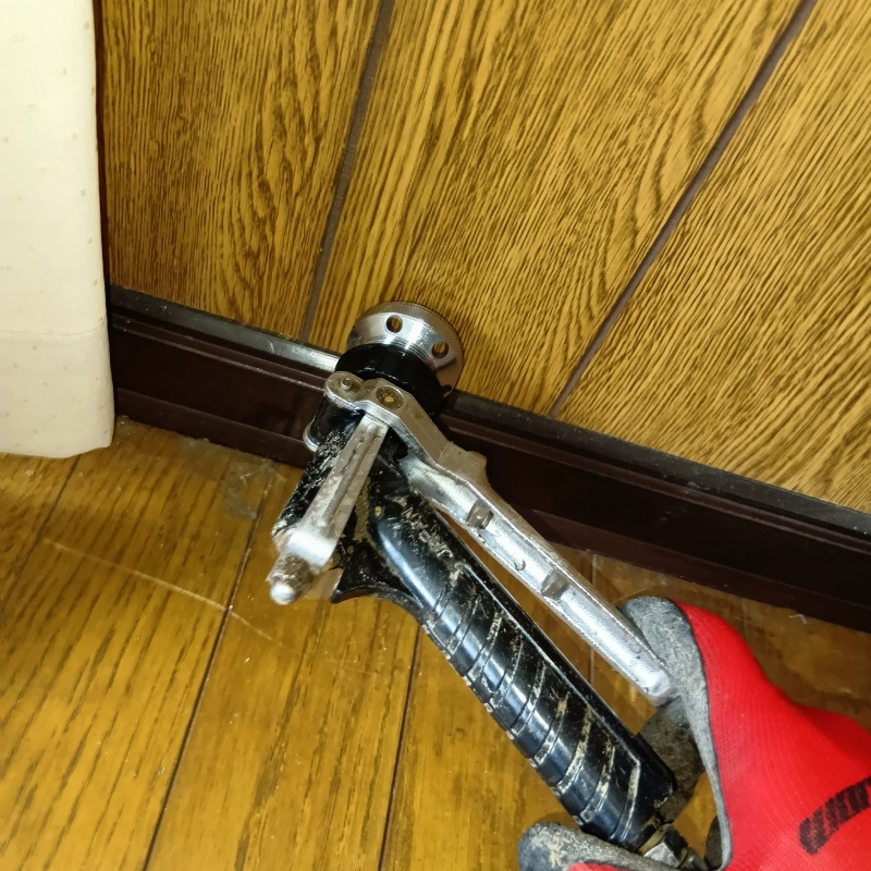 壁にシロアリ駆除剤を注入