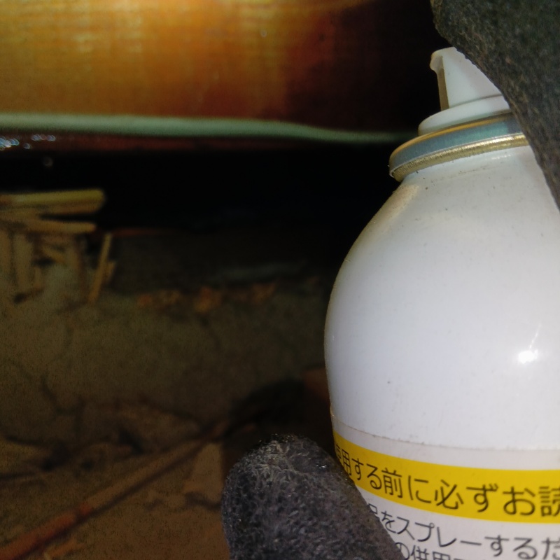 忌避剤を吹き付けている様子