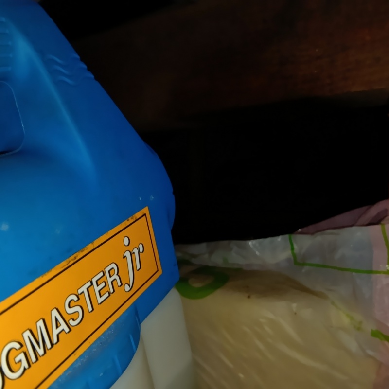 噴霧器で除菌剤を散布