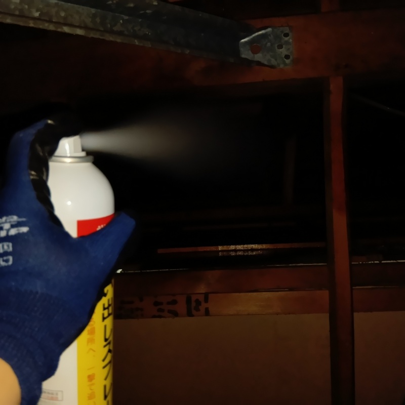 天井裏に忌避剤を散布