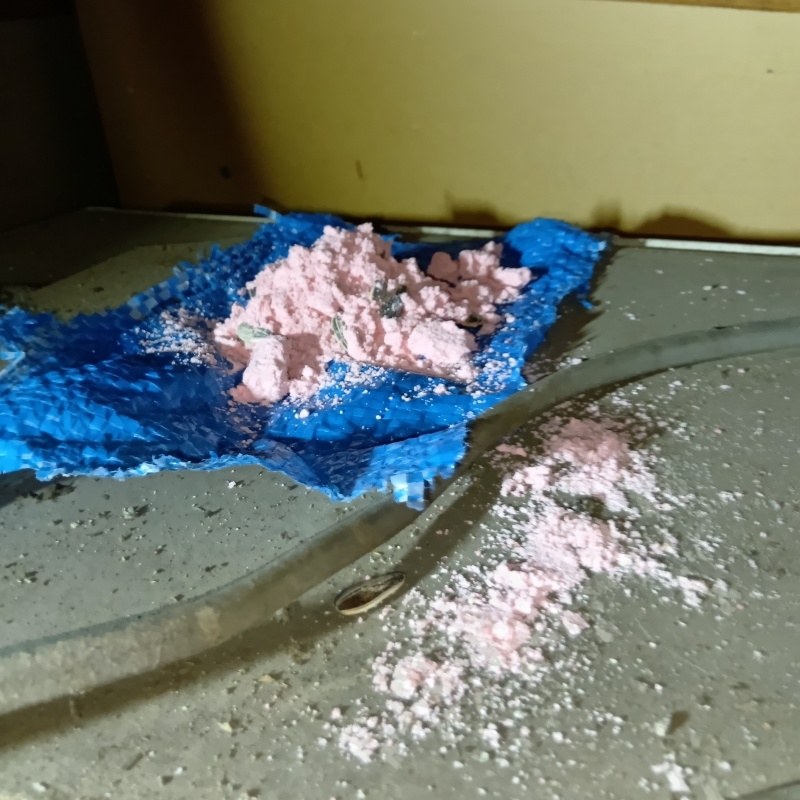 殺鼠剤を仕掛けている様子