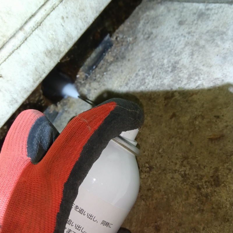 すき間に忌避剤を散布