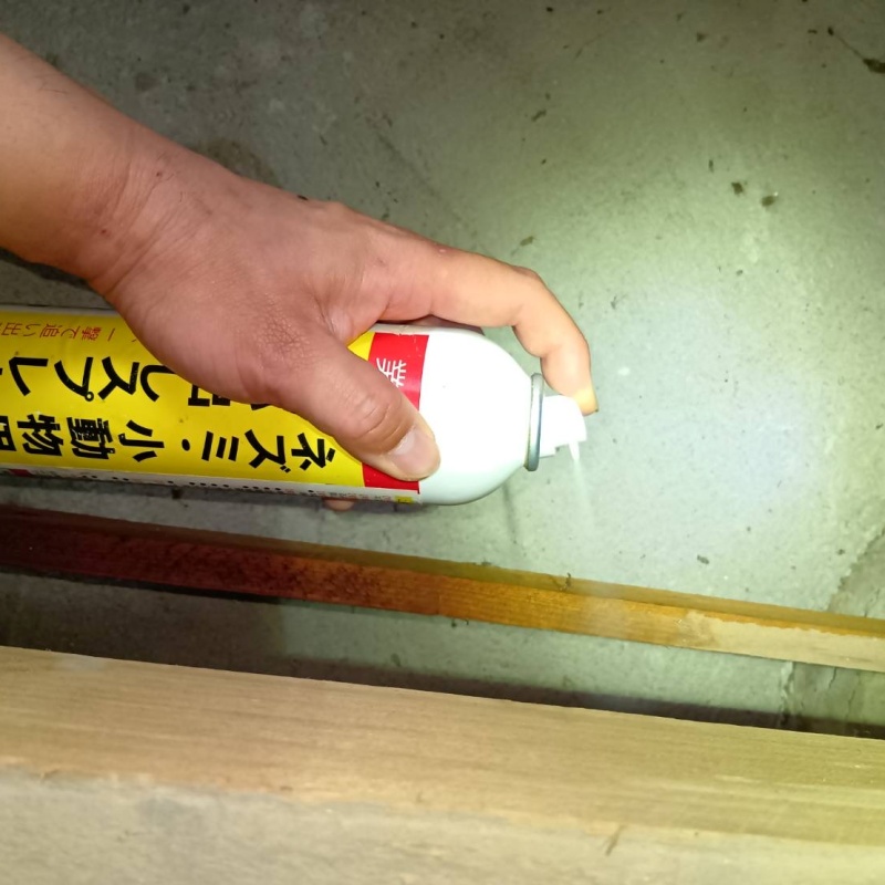 床下に忌避剤を散布