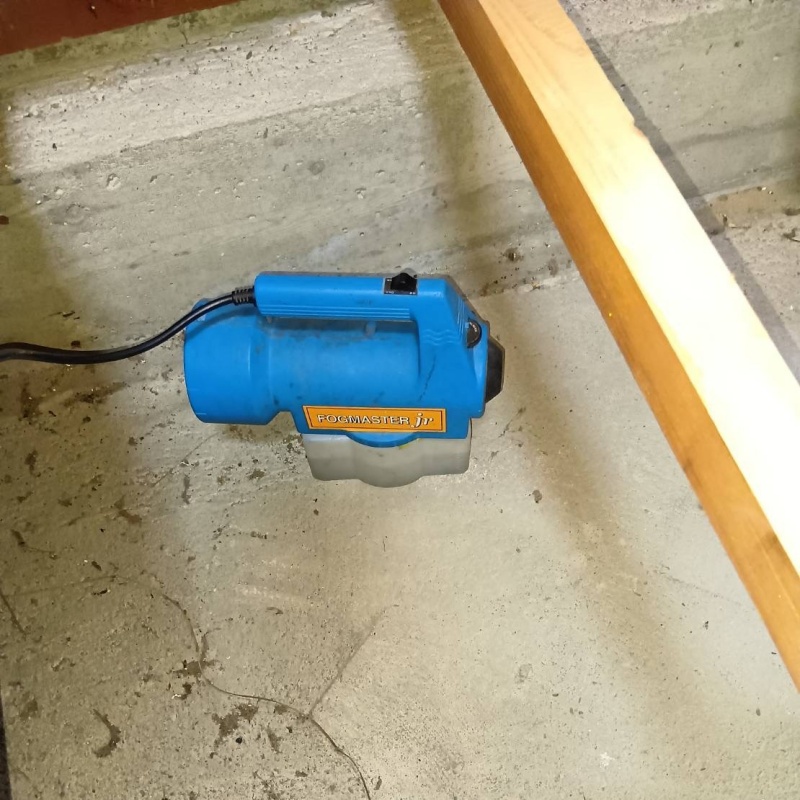 床下を噴霧器で除菌・消臭