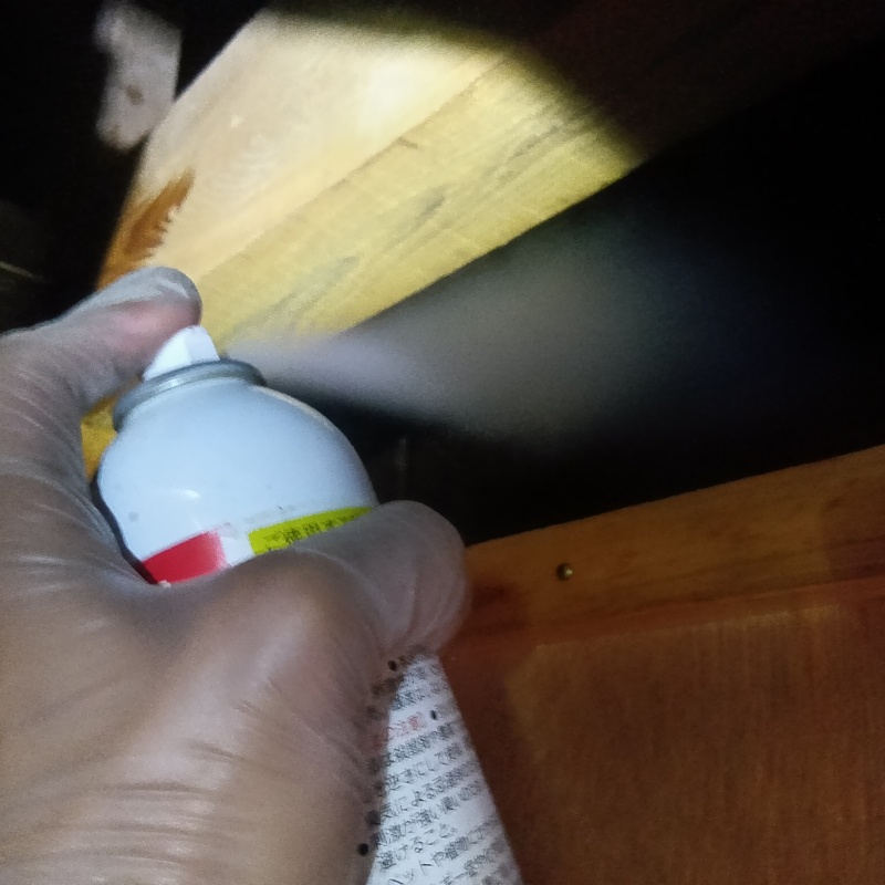 天井裏に忌避剤を散布