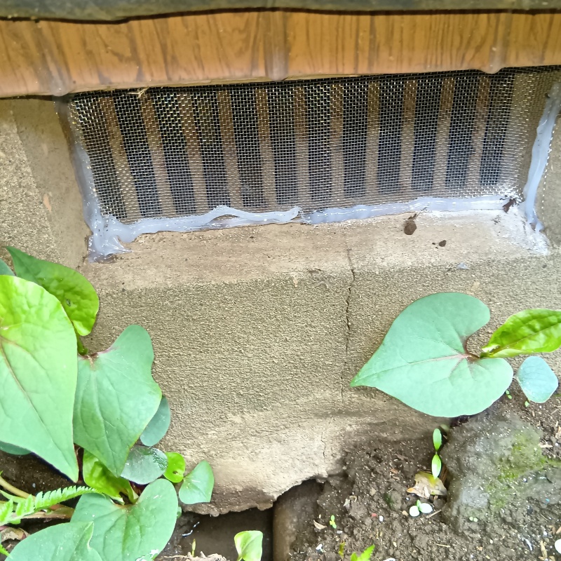 床下換気口のすき間を封鎖