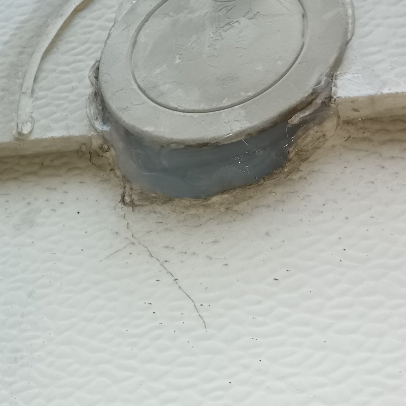 すき間をパテで封鎖