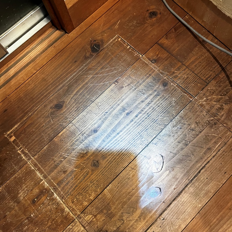床下点検口を作成している様子