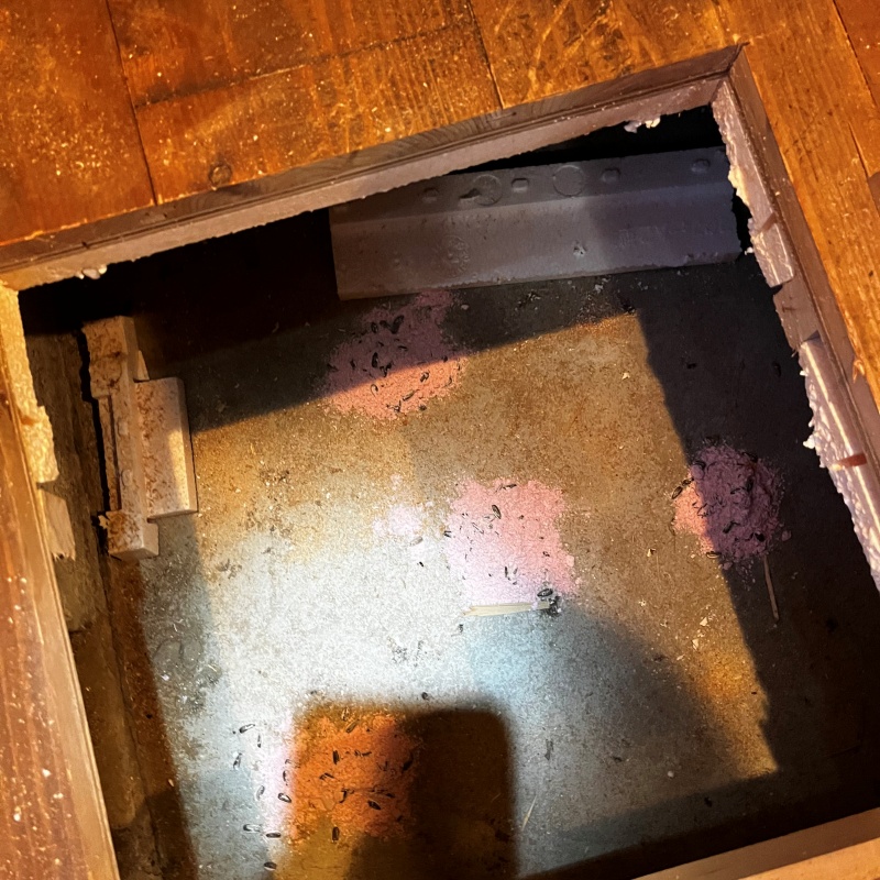 床下点検口を作成している様子