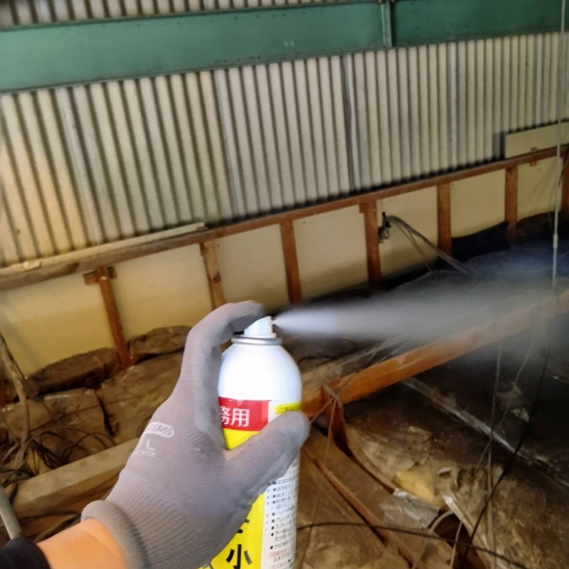 忌避剤を吹き付けている様子