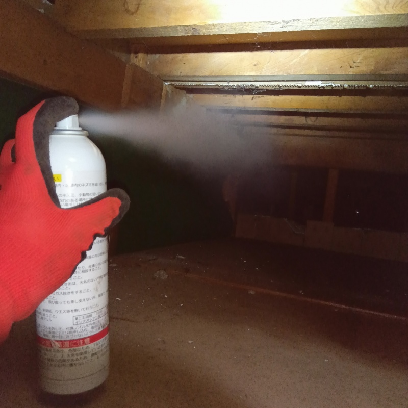 屋根裏に忌避剤を散布