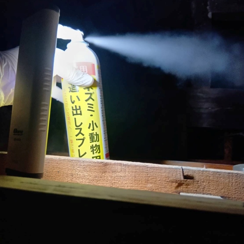 忌避剤を吹き付けている様子