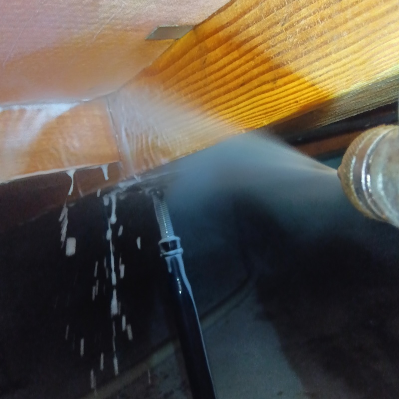 床下の木材に防蟻剤を散布