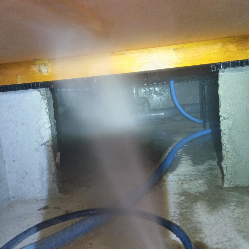 床下の木材に防蟻剤を散布