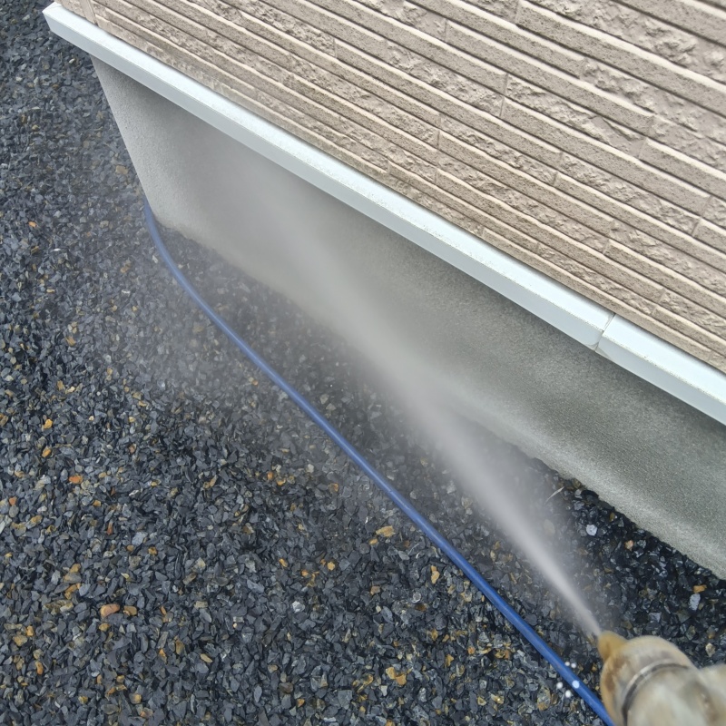 建物の外周に防蟻剤を散布