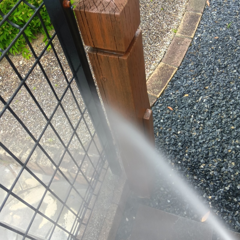 建物の外周に防蟻剤を散布