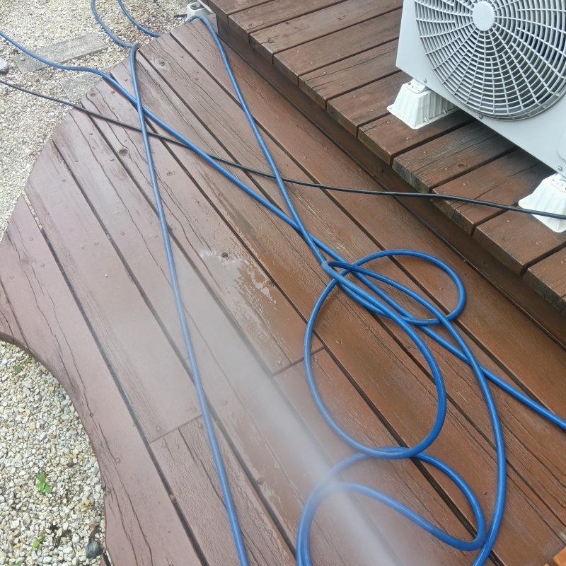 ウッドデッキに防蟻剤を散布