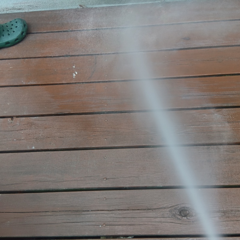 ウッドデッキに防蟻剤を散布