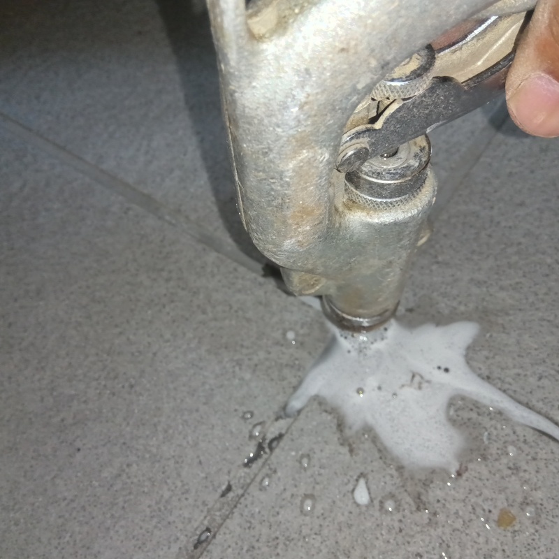 床に防蟻剤を注入