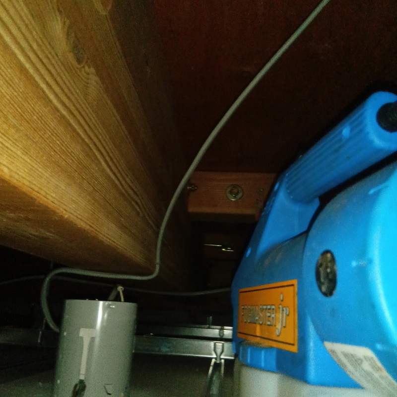 噴霧器で除菌・消臭している様子