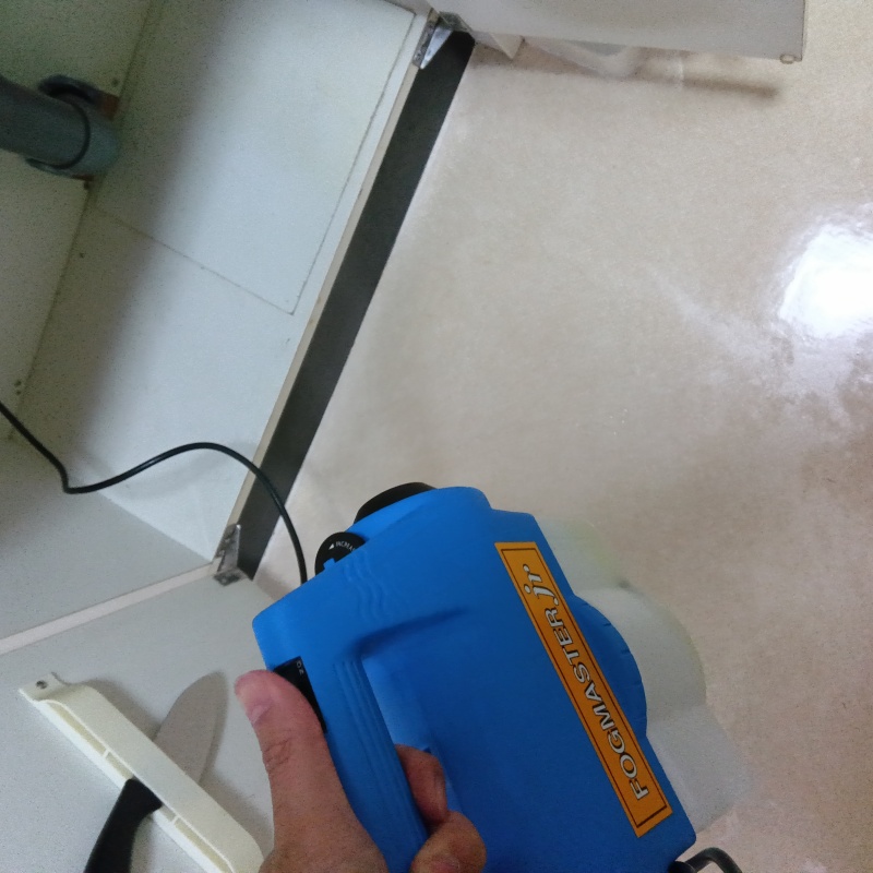 噴霧器で除菌・消臭している様子