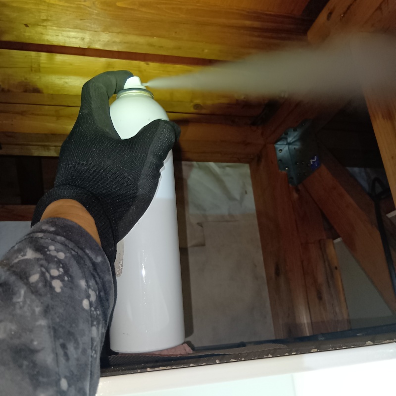 屋根裏に忌避剤を散布