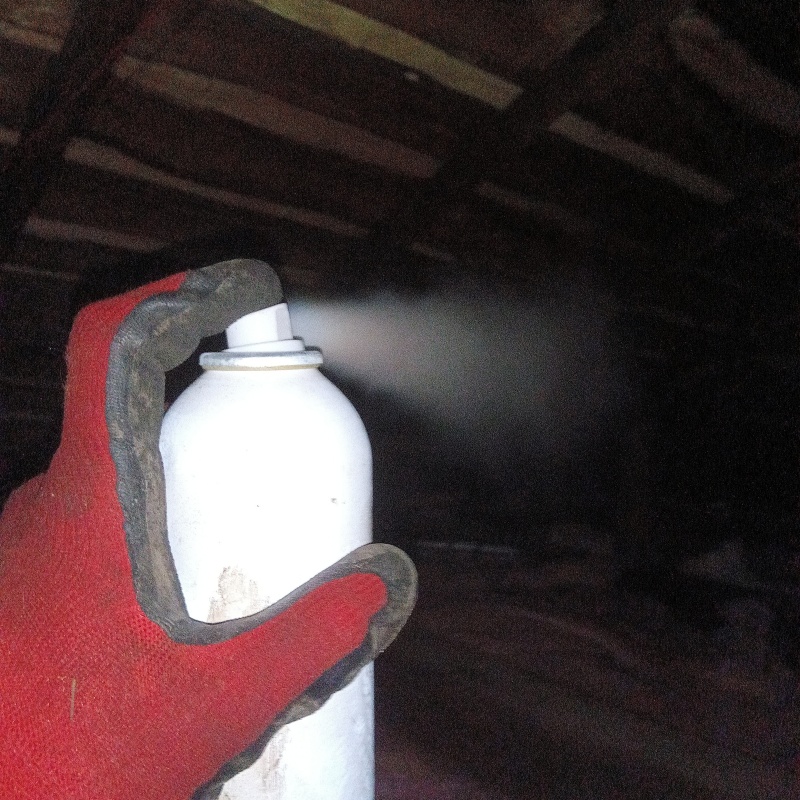 屋根裏に忌避剤を散布