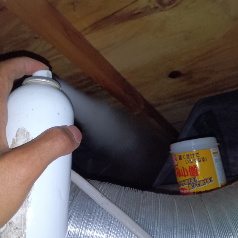 屋根裏に忌避剤を散布