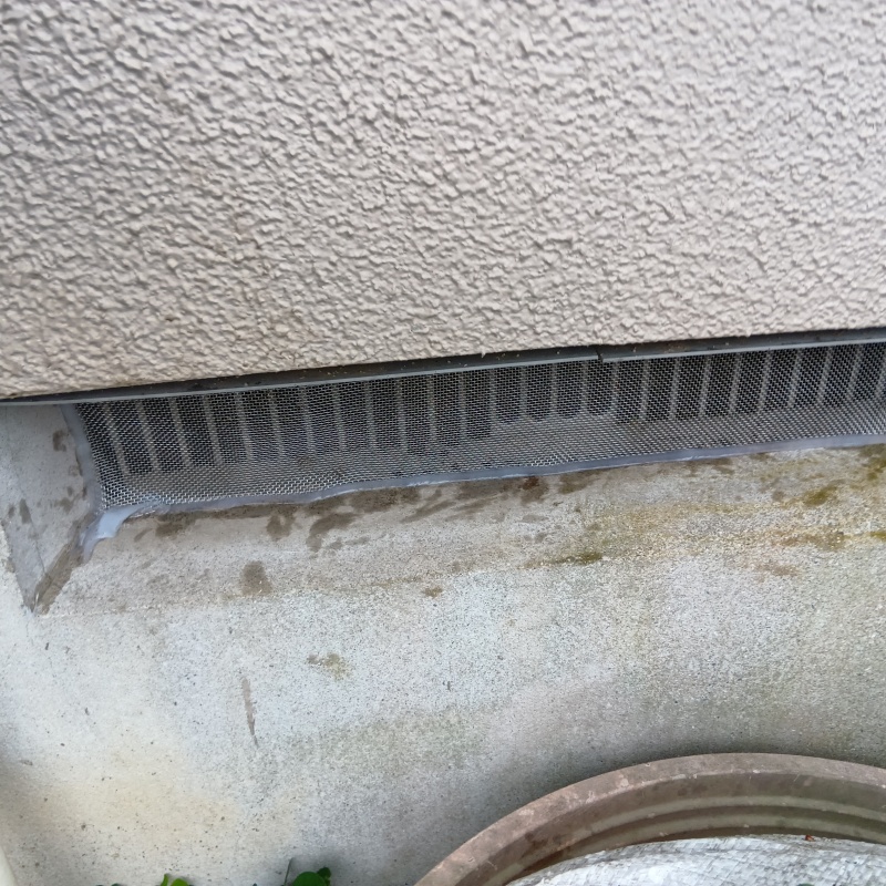 金網で侵入経路を封鎖