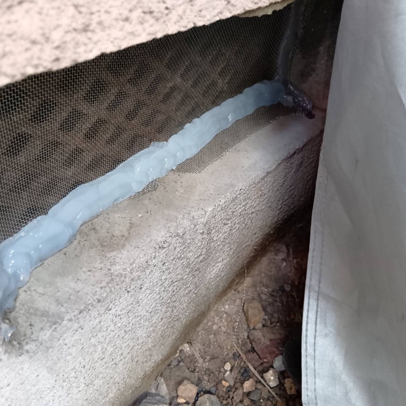 床下換気口のすき間を封鎖