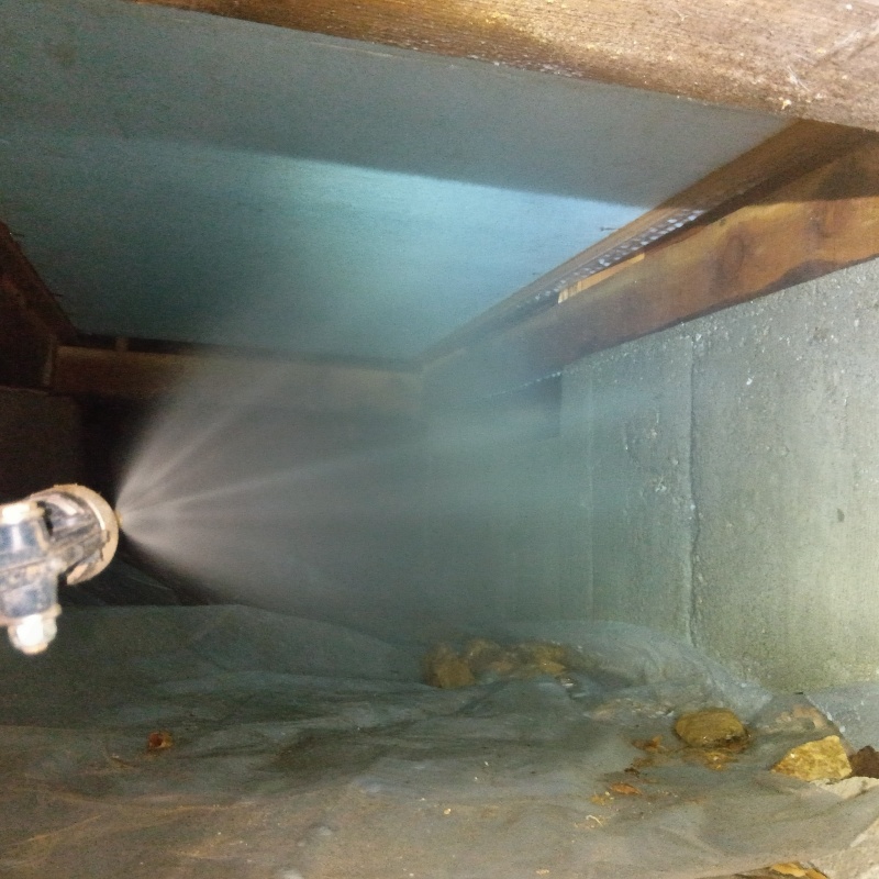 床下の木材にシロアリ駆除剤を散布