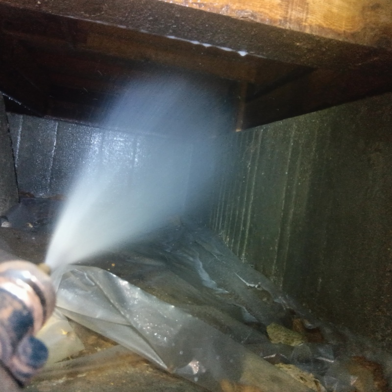 床下の木材にシロアリ駆除剤を散布