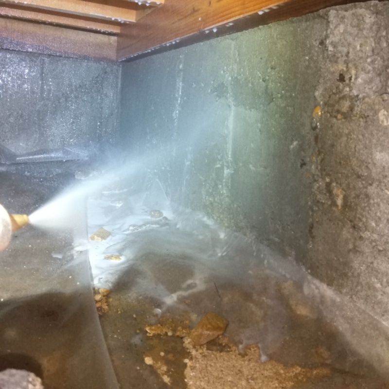 床下の基礎部分にシロアリ駆除剤を散布