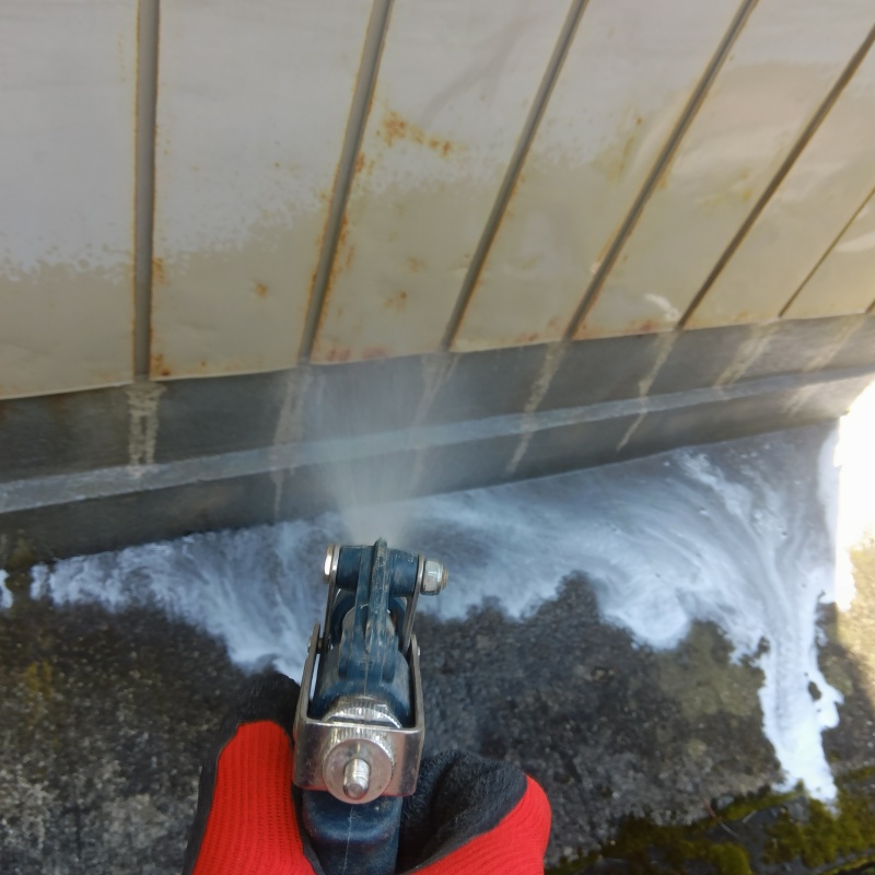 建物の外周にシロアリ駆除剤を散布