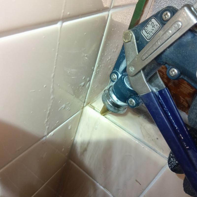 壁にシロアリ駆除剤を注入