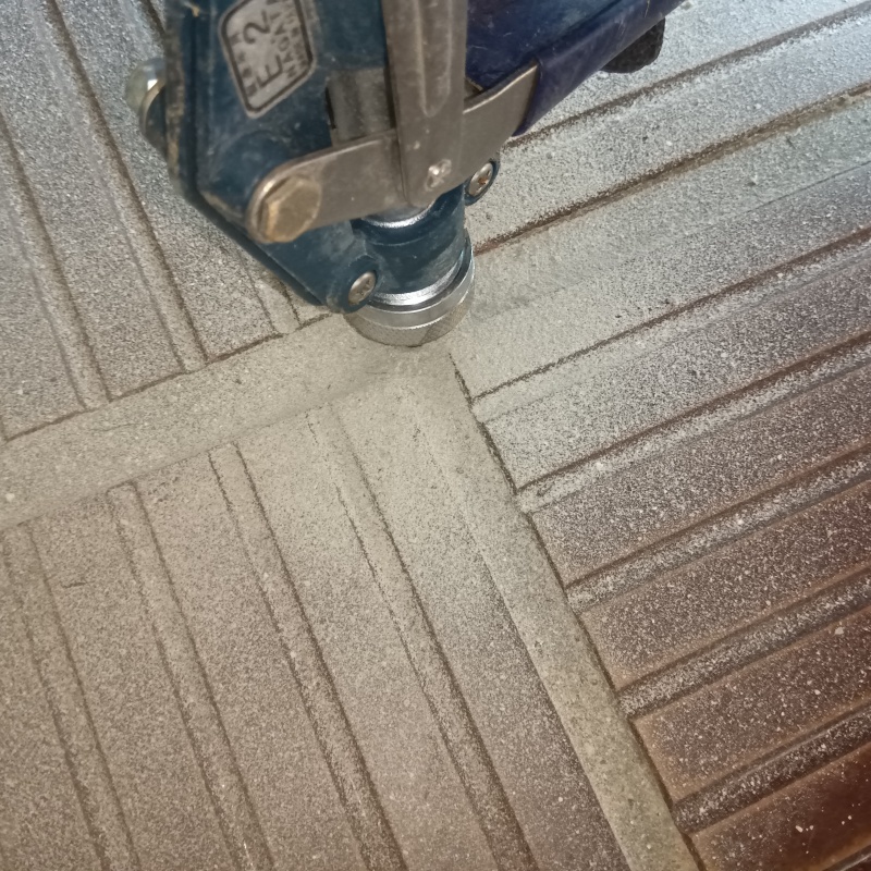 床にシロアリ駆除剤を注入