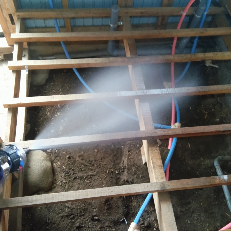 床下木材にシロアリ駆除剤を散布