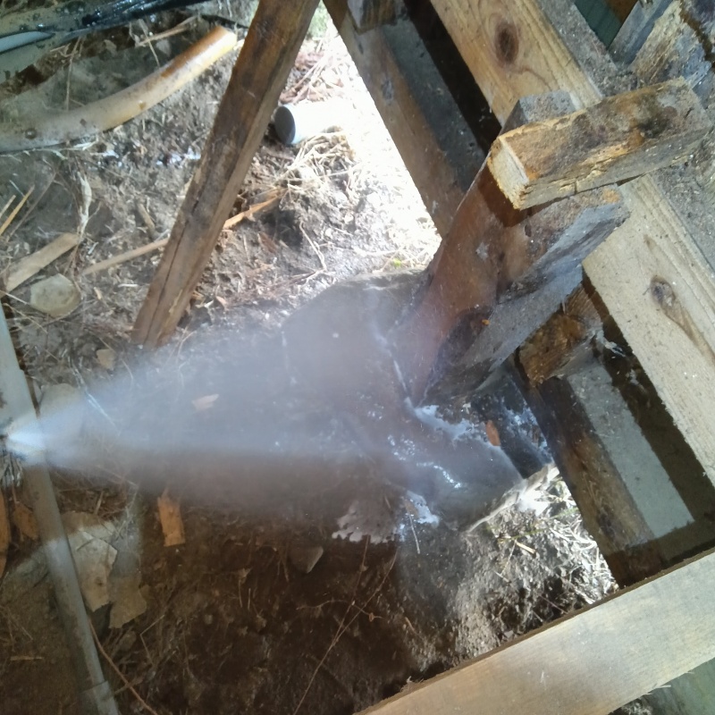 地面にシロアリ駆除剤を散布