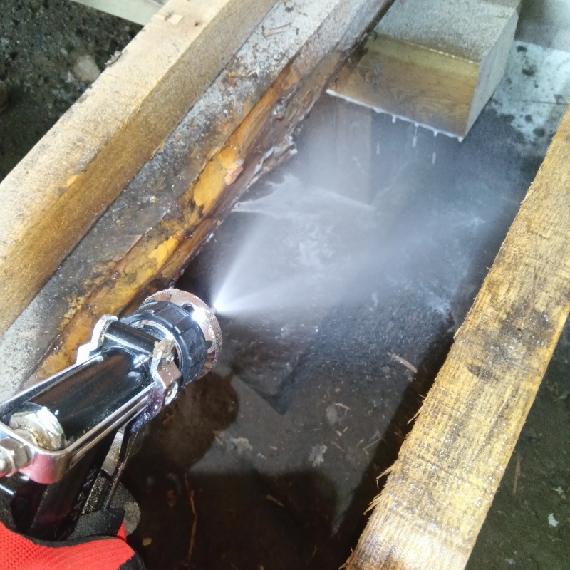 地面にシロアリ駆除剤を吹き付ける様子