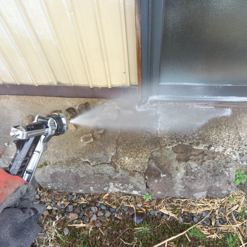 建物外周の土壌にシロアリ駆除剤を散布