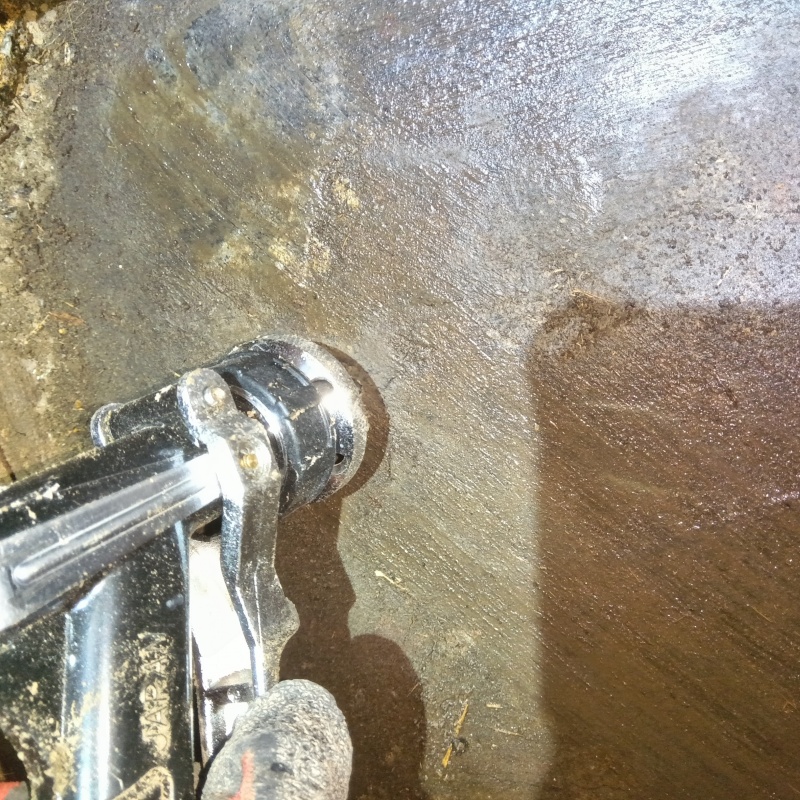 コンクリートに穴を開けてシロアリ駆除剤を注入