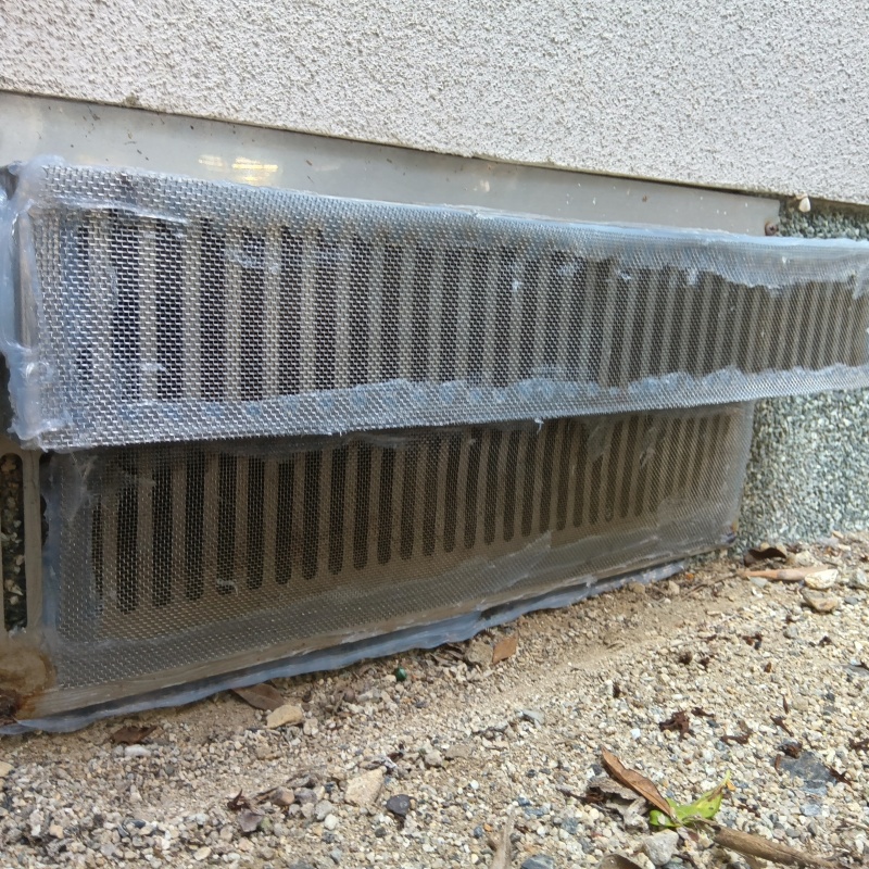 床下換気口をネットとパテで封鎖