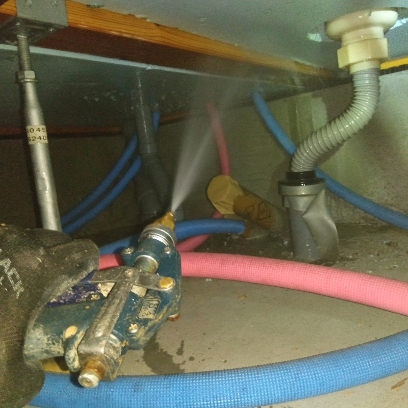 床下木材にシロアリ駆除剤を散布