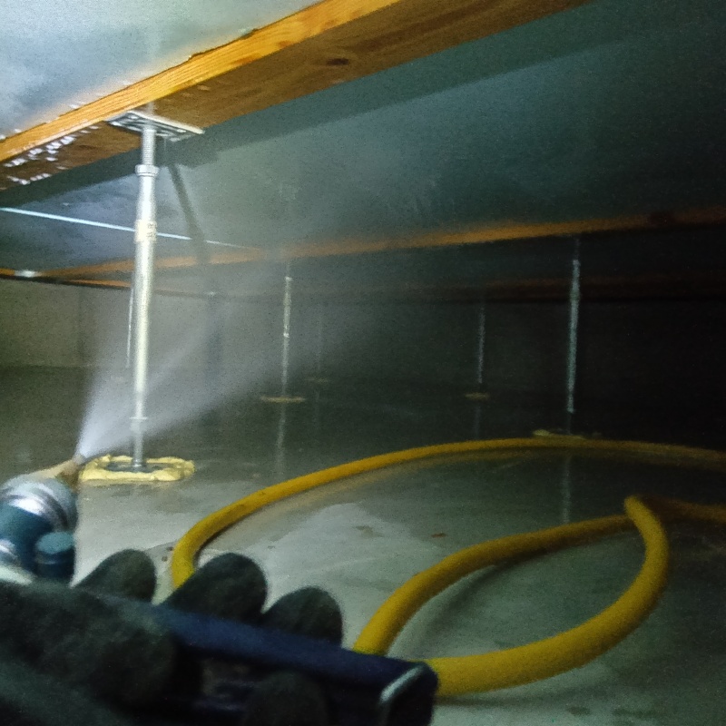 床下断熱材にシロアリ駆除剤を散布