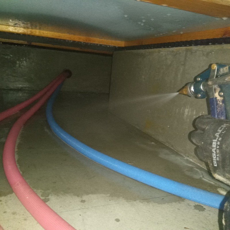 地面・基礎にシロアリ駆除剤を散布