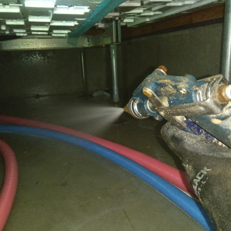 地面・基礎にシロアリ駆除剤を散布