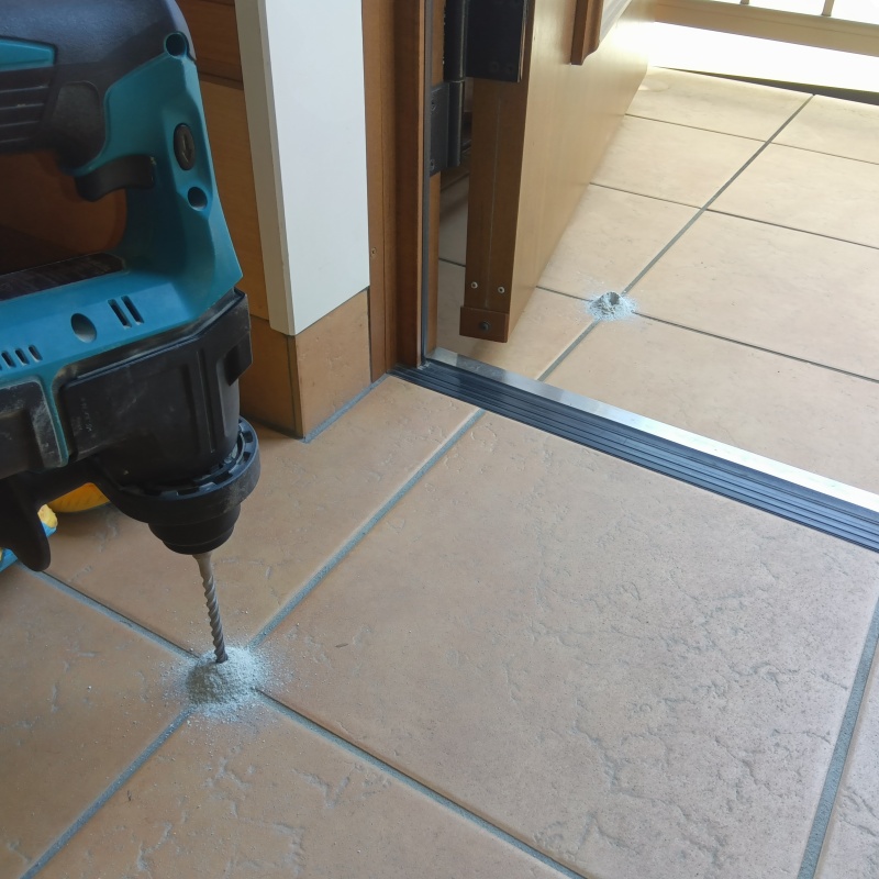 シロアリ駆除剤を注入するための穴を開けた様子