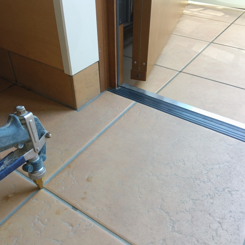 床の目地からシロアリ駆除剤を注入