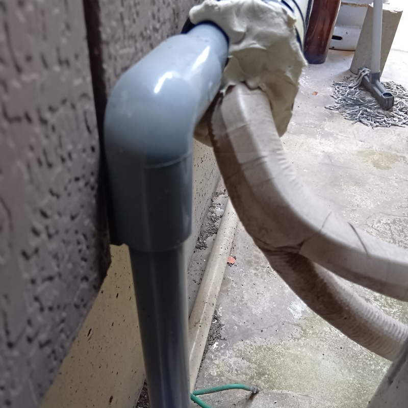 配管の導入部分のすき間を封鎖